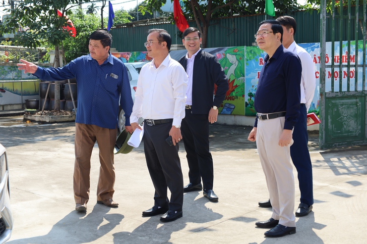 Đồng chí Đỗ Mạnh Hưng, Bí thư Đảng ủy, Chủ tịch HĐND xã Suối Hai kiểm tra công tác trang trí khánh tiết, chuẩn bị cho cuộc bầu cử - Ảnh 2.