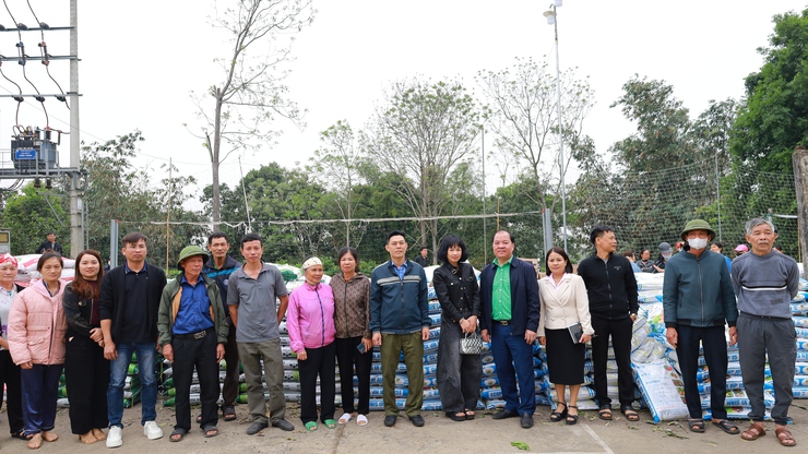 Xã Suối Hai tổ chức cấp phát vật tư nông nghiệp cho các hộ dân tham gia mô hình sản xuất chè theo tiêu chuẩn VietGAP tại thôn 3.- Ảnh 1.