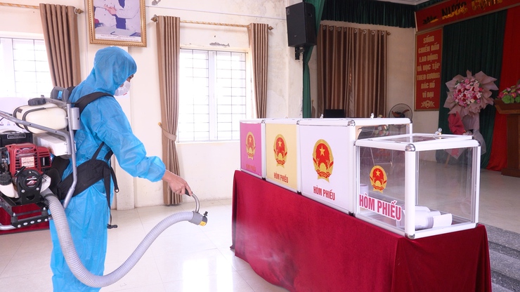 Xã Vân Đình phun khử khuẩn khu vực bỏ phiếu trước ngày bầu cử 15/3- Ảnh 1.
