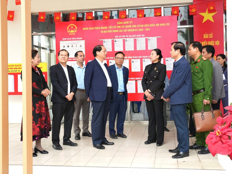 Trưởng ban Tuyên giáo và Dân vận Thành ủy Hà Nội Nguyễn Doãn Toản kiểm tra công tác chuẩn bị bầu cử tại xã Sơn Đồng- Ảnh 1.