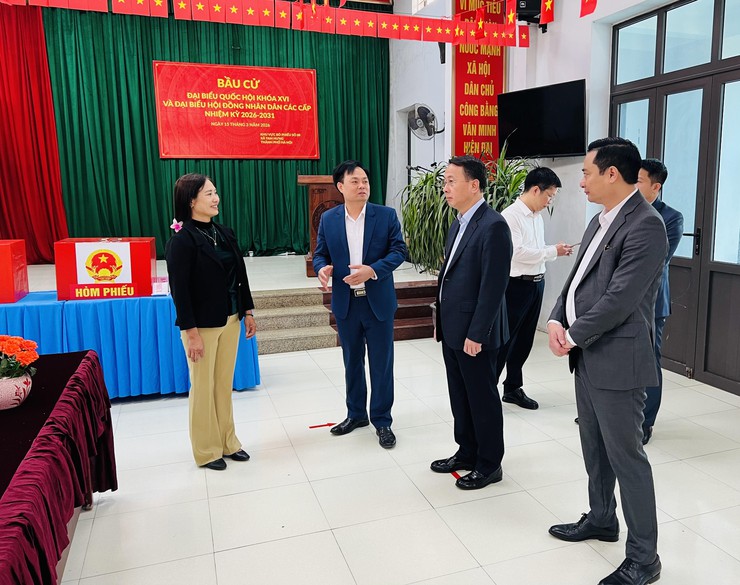Trưởng ban Nội chính Thành ủy Hà Nội Trần Đình Cảnh kiểm tra công tác chuẩn bị bầu cử tại xã Tam Hưng - Ảnh 5.