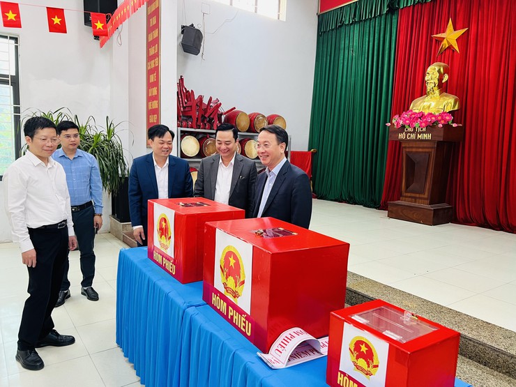 Trưởng ban Nội chính Thành ủy Hà Nội Trần Đình Cảnh kiểm tra công tác chuẩn bị bầu cử tại xã Tam Hưng - Ảnh 4.