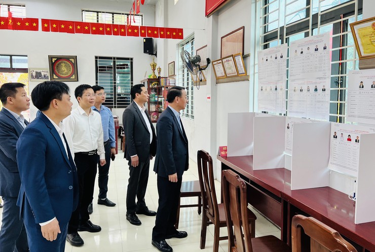 Trưởng ban Nội chính Thành ủy Hà Nội Trần Đình Cảnh kiểm tra công tác chuẩn bị bầu cử tại xã Tam Hưng - Ảnh 3.