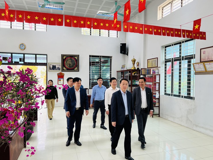 Trưởng ban Nội chính Thành ủy Hà Nội Trần Đình Cảnh kiểm tra công tác chuẩn bị bầu cử tại xã Tam Hưng - Ảnh 2.