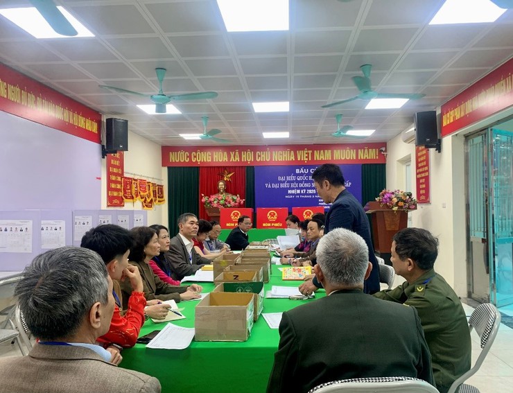 Sức mạnh từ sự tận tụy và sợi dây gắn kết lòng dân trong ngày bầu cử- Ảnh 1.