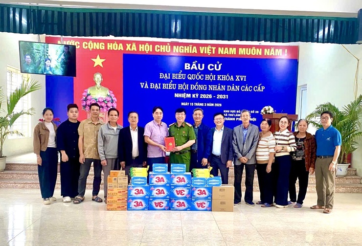 Đồng chí Trung tá Lê Văn Toàn- Ủy viên Ban Thường vụ Đảng ủy, Trưởng Công an xã Thư Lâm kiểm tra công tác chuẩn bị bầu cử tại các Khu vực bỏ phiếu số 38, 39, 40, 41, 42, 43, 44 thuộc Đơn vị bầu cử số 8- Ảnh 1.