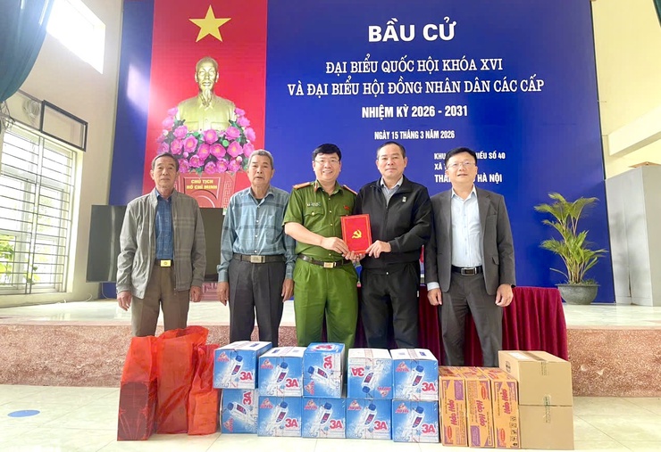 Đồng chí Trung tá Lê Văn Toàn- Ủy viên Ban Thường vụ Đảng ủy, Trưởng Công an xã Thư Lâm kiểm tra công tác chuẩn bị bầu cử tại các Khu vực bỏ phiếu số 38, 39, 40, 41, 42, 43, 44 thuộc Đơn vị bầu cử số 8- Ảnh 3.