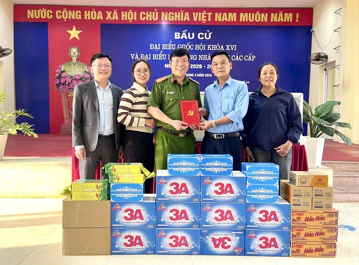 Đồng chí Trung tá Lê Văn Toàn- Ủy viên Ban Thường vụ Đảng ủy, Trưởng Công an xã Thư Lâm kiểm tra công tác chuẩn bị bầu cử tại các Khu vực bỏ phiếu số 38, 39, 40, 41, 42, 43, 44 thuộc Đơn vị bầu cử số 8- Ảnh 4.