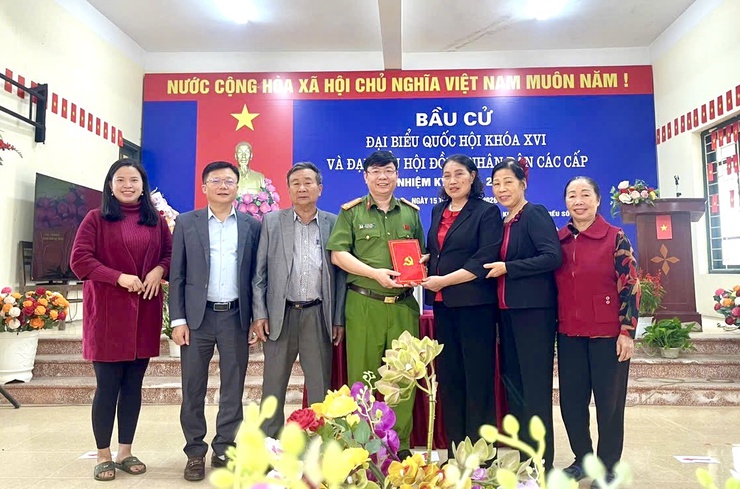 Đồng chí Trung tá Lê Văn Toàn- Ủy viên Ban Thường vụ Đảng ủy, Trưởng Công an xã Thư Lâm kiểm tra công tác chuẩn bị bầu cử tại các Khu vực bỏ phiếu số 38, 39, 40, 41, 42, 43, 44 thuộc Đơn vị bầu cử số 8- Ảnh 5.