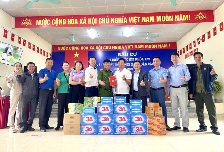 Đồng chí Trung tá Lê Văn Toàn- Ủy viên Ban Thường vụ Đảng ủy, Trưởng Công an xã Thư Lâm kiểm tra công tác chuẩn bị bầu cử tại các Khu vực bỏ phiếu số 38, 39, 40, 41, 42, 43, 44 thuộc Đơn vị bầu cử số 8- Ảnh 6.