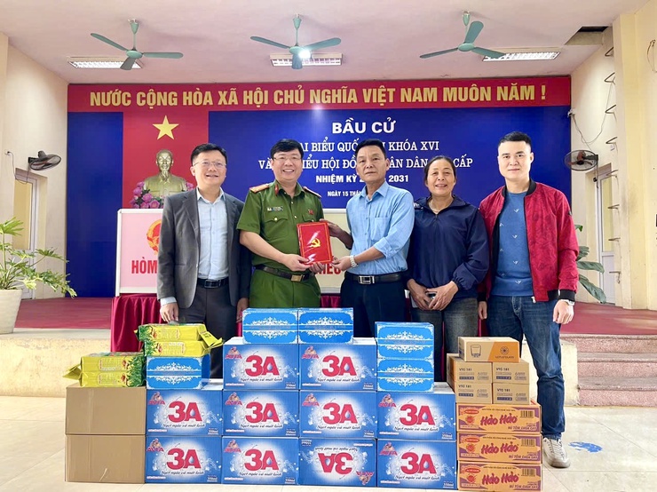 Đồng chí Trung tá Lê Văn Toàn- Ủy viên Ban Thường vụ Đảng ủy, Trưởng Công an xã Thư Lâm kiểm tra công tác chuẩn bị bầu cử tại các Khu vực bỏ phiếu số 38, 39, 40, 41, 42, 43, 44 thuộc Đơn vị bầu cử số 8- Ảnh 7.