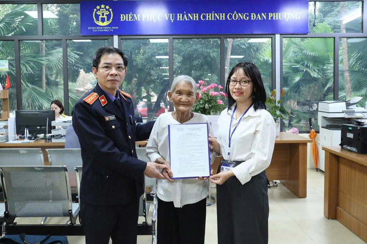 Điểm hỗ trợ DVC số Đan Phượng hỗ trợ người cao tuổi thực hiện thủ tục trợ cấp hưu trí xã hội- Ảnh 2.