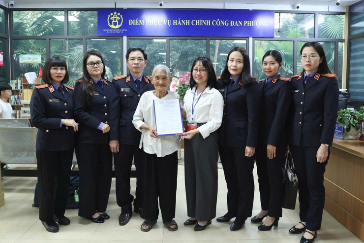 Điểm hỗ trợ DVC số Đan Phượng hỗ trợ người cao tuổi thực hiện thủ tục trợ cấp hưu trí xã hội- Ảnh 1.