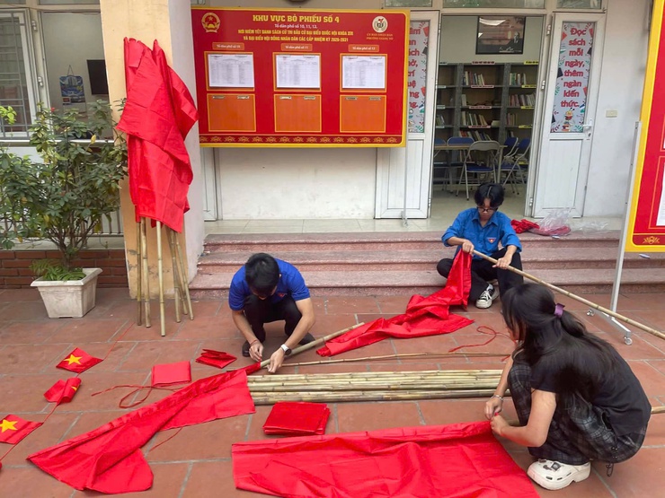 Đoàn thanh niên phường xung kích hỗ trợ công tác bầu cử- Ảnh 1.