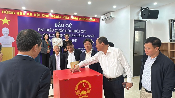 Kiểm tra công tác tuyên truyền, cổ động trực quan phục vụ bầu cử tại phường Định Công- Ảnh 4.