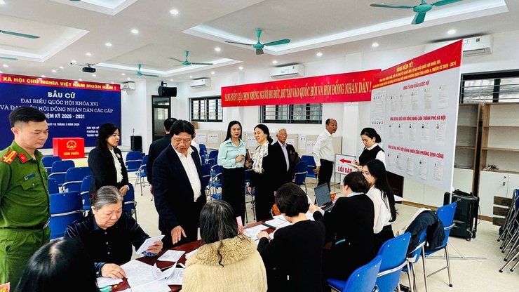 Kiểm tra công tác tuyên truyền, cổ động trực quan phục vụ bầu cử tại phường Định Công- Ảnh 3.