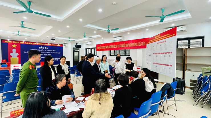 Kiểm tra công tác tuyên truyền, cổ động trực quan phục vụ bầu cử tại phường Định Công- Ảnh 2.