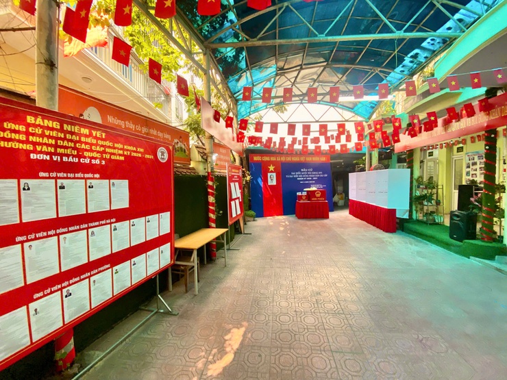 PHƯỜNG VĂN MIẾU – QUỐC TỬ GIÁM HOÀN THÀNH CÔNG TÁC TRANG TRÍ TẠI CÁC ĐIỂM BẦU CỬ TRÊN ĐỊA BÀN, BẢO ĐẢM ĐÚNG TIẾN ĐỘ- Ảnh 1.