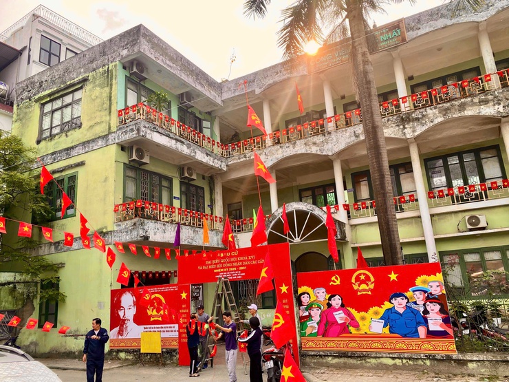 PHƯỜNG VĂN MIẾU – QUỐC TỬ GIÁM HOÀN THÀNH CÔNG TÁC TRANG TRÍ TẠI CÁC ĐIỂM BẦU CỬ TRÊN ĐỊA BÀN, BẢO ĐẢM ĐÚNG TIẾN ĐỘ- Ảnh 5.