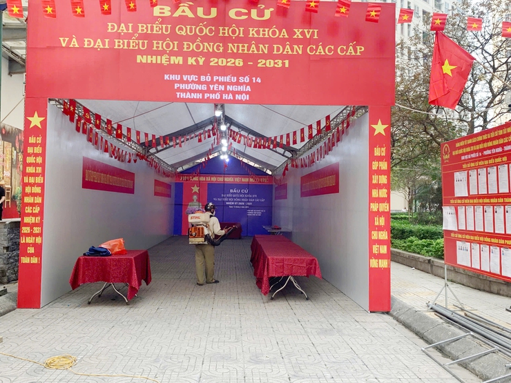 Trạm Y tế phường Yên Nghĩa triển khai phun khử khuẩn, đảm bảo môi trường an toàn phục vụ bầu cử- Ảnh 2.