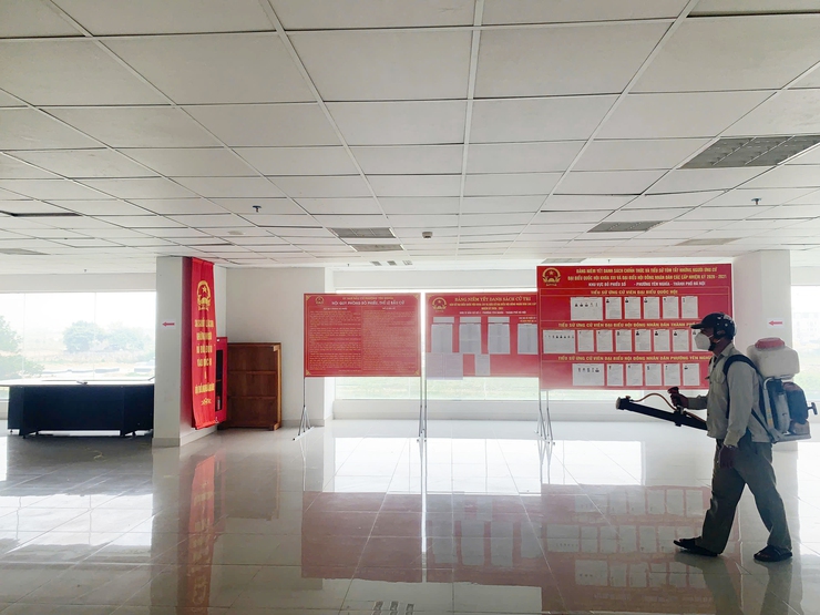 Trạm Y tế phường Yên Nghĩa triển khai phun khử khuẩn, đảm bảo môi trường an toàn phục vụ bầu cử- Ảnh 4.