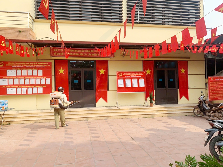Trạm Y tế phường Yên Nghĩa triển khai phun khử khuẩn, đảm bảo môi trường an toàn phục vụ bầu cử- Ảnh 6.