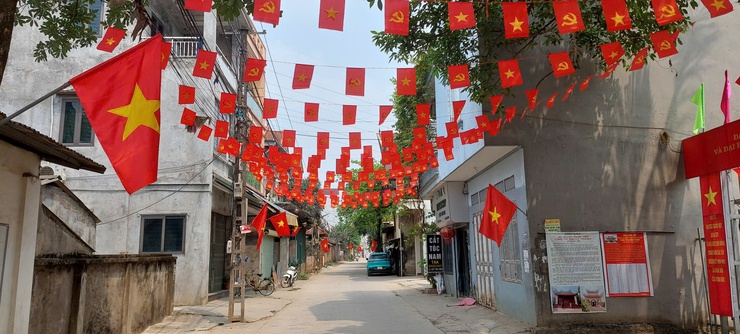 Phú Nghĩa trang trí cờ hoa rực rỡ chào mừng Ngày bầu cử 15/3/2026- Ảnh 4.