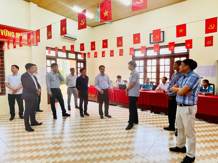 Đồng chí Trần Đình Cảnh - Trưởng Ban Nội chính Thành ủy kiểm tra công tác chuẩn bị bầu cử tại xã Hòa Xá- Ảnh 1.