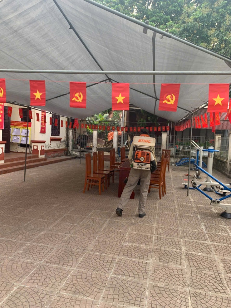 Trạm Y tế xã Hưng Đạo phun khử trùng tại các điểm bỏ phiếu phục vụ Ngày bầu cử- Ảnh 2.