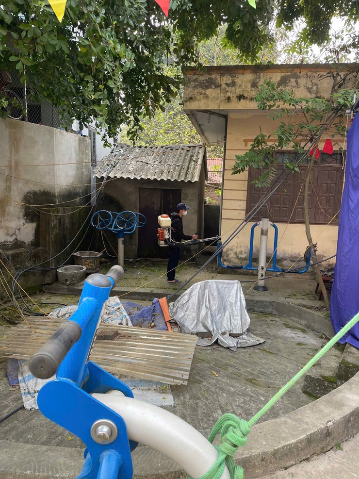 Trạm Y tế xã Hưng Đạo phun khử trùng tại các điểm bỏ phiếu phục vụ Ngày bầu cử- Ảnh 1.