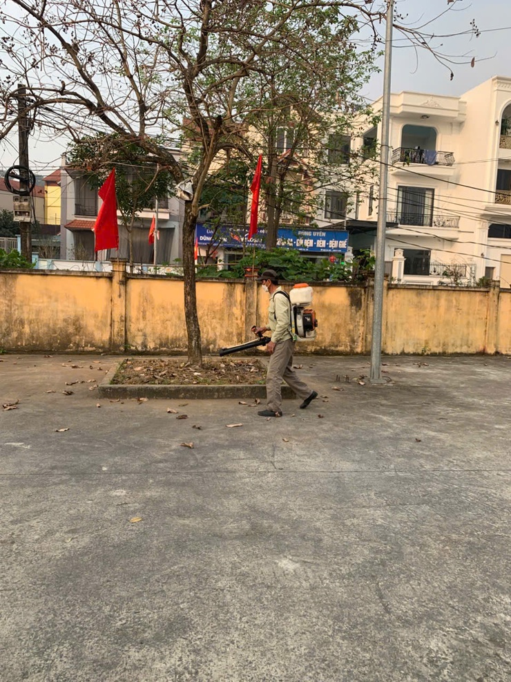 Trạm Y tế xã Hưng Đạo phun khử trùng tại các điểm bỏ phiếu phục vụ Ngày bầu cử- Ảnh 3.
