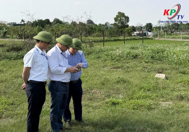 Phòng Kinh tế xã Kiều Phú tăng cường kiểm tra công tác sửng dụng đất nông nghiệp trên địa bàn.- Ảnh 2.