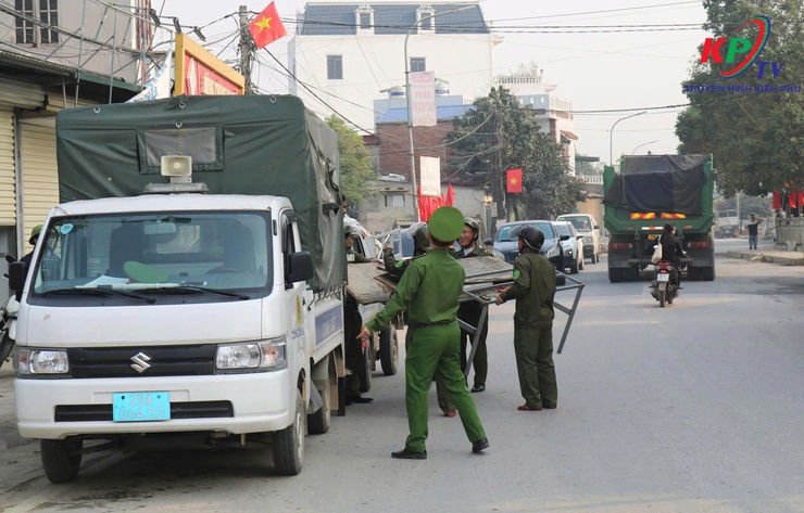BCĐ 197 xã Kiều Phú ra quân giải toả vi phạm hành lang an toàn giao thông trước thềm diễn ra ngày Bầu cử.- Ảnh 1.