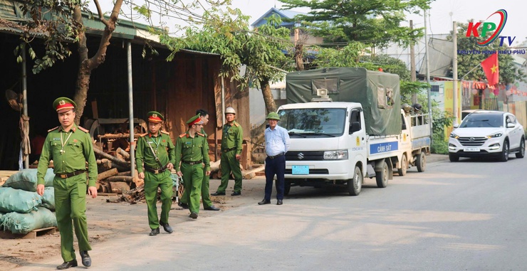 BCĐ 197 xã Kiều Phú ra quân giải toả vi phạm hành lang an toàn giao thông trước thềm diễn ra ngày Bầu cử.- Ảnh 2.