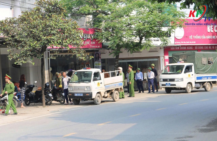 BCĐ 197 xã Kiều Phú ra quân giải toả vi phạm hành lang an toàn giao thông trước thềm diễn ra ngày Bầu cử.- Ảnh 4.