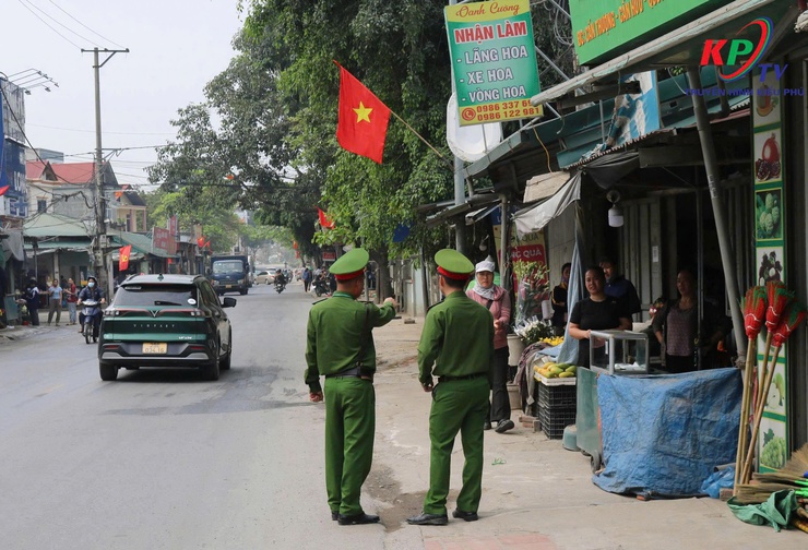 BCĐ 197 xã Kiều Phú ra quân giải toả vi phạm hành lang an toàn giao thông trước thềm diễn ra ngày Bầu cử.- Ảnh 5.