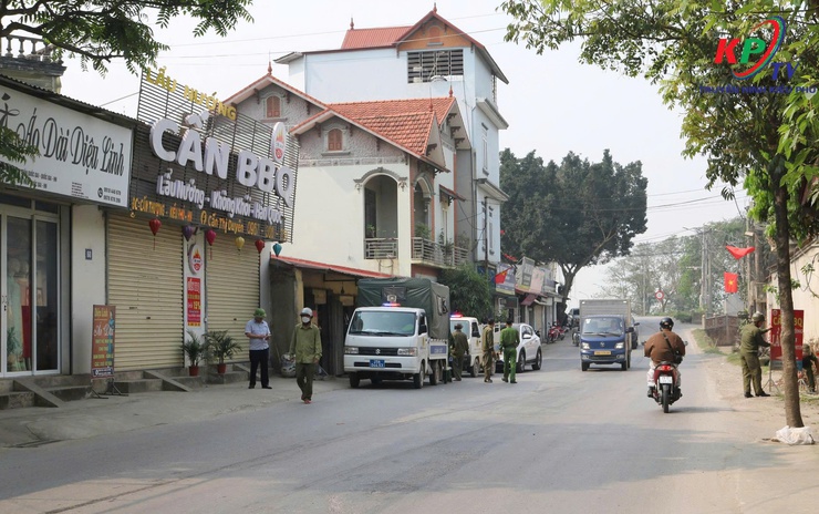 BCĐ 197 xã Kiều Phú ra quân giải toả vi phạm hành lang an toàn giao thông trước thềm diễn ra ngày Bầu cử.- Ảnh 6.