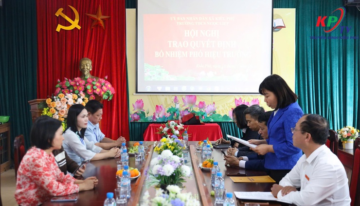 UBND xã trao quyết định bổ nhiệm cán bộ quản lý các trường học trên địa bàn- Ảnh 1.