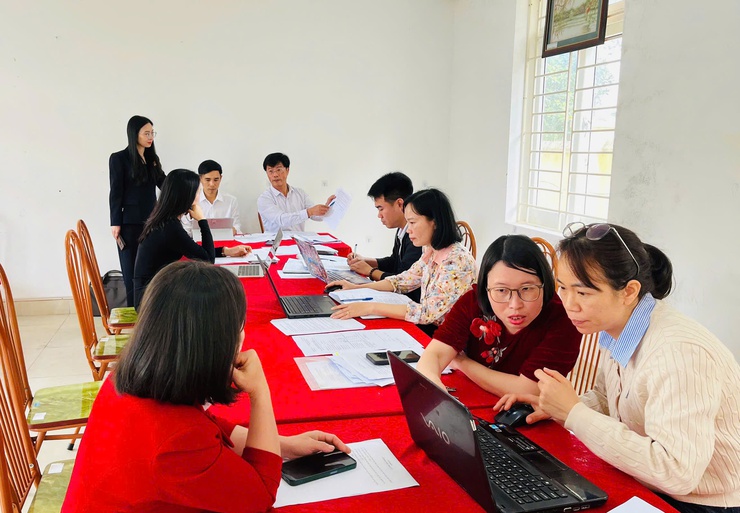 Đồng chí Phó Chủ tịch HĐND xã Dương Thu Phương kiểm tra công tác chuẩn bị bầu cử tại một số Ban và Tổ bầu cử- Ảnh 3.