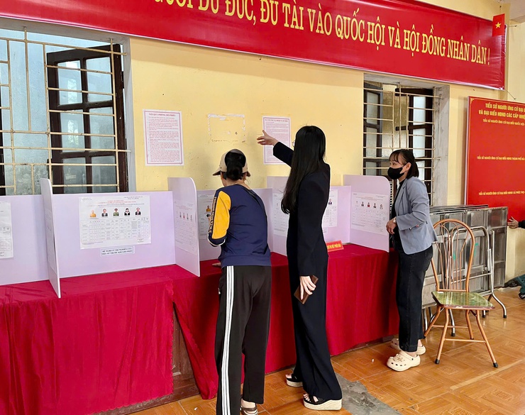 Đồng chí Phó Chủ tịch HĐND xã Dương Thu Phương kiểm tra công tác chuẩn bị bầu cử tại một số Ban và Tổ bầu cử- Ảnh 4.