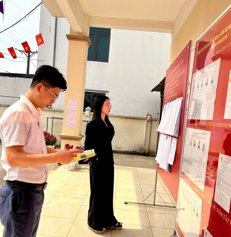 Đồng chí Phó Chủ tịch HĐND xã Dương Thu Phương kiểm tra công tác chuẩn bị bầu cử tại một số Ban và Tổ bầu cử- Ảnh 1.