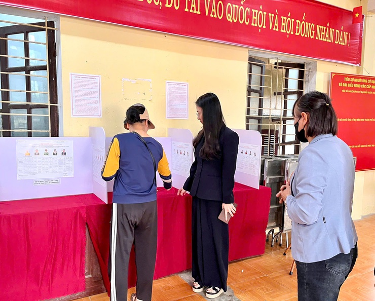 Đồng chí Phó Chủ tịch HĐND xã Dương Thu Phương kiểm tra công tác chuẩn bị bầu cử tại một số Ban và Tổ bầu cử- Ảnh 2.