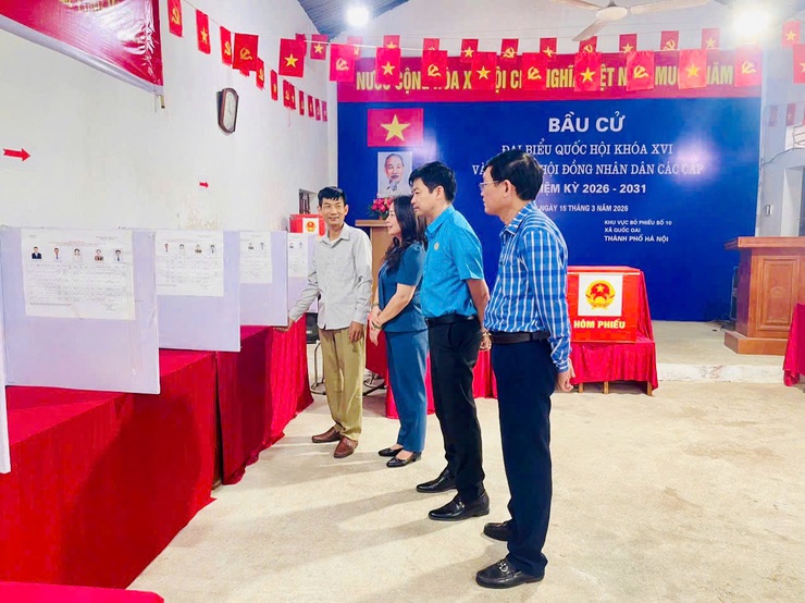 Mặt trận Tổ quốc và các tổ chức chính trị - xã hội xã Quốc Oai thăm, động viên các tổ bầu cử trước Ngày hội toàn dân- Ảnh 1.