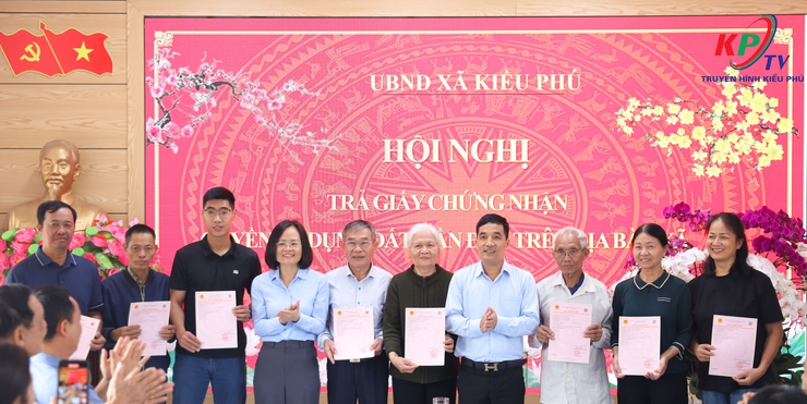 UBND xã Kiều Phú tổ chức trao giấy chứng nhận quyền sử dụng đất- Ảnh 5.