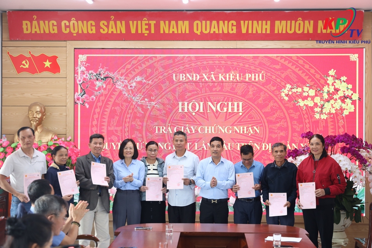 UBND xã Kiều Phú tổ chức trao giấy chứng nhận quyền sử dụng đất- Ảnh 4.