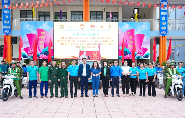 XÃ QUỐC OAI PHÁT ĐỘNG RA QUÂN VỆ SINH MÔI TRƯỜNG, TUYÊN TRUYỀN LƯU ĐỘNG CHÀO MỪNG NGÀY BẦU CỬ ĐẠI BIỂU QUỐC HỘI KHÓA XVI VÀ HĐND CÁC CẤP NHIỆM KỲ 2026–2031- Ảnh 1.