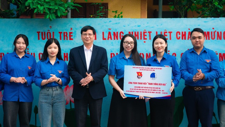 ĐOÀN THANH NIÊN XÃ YÊN LÃNG VẼ TRANH “TRANH TƯỜNG BÍCH HỌA” CHÀO MỪNG NGÀY BẦU CỬ ĐẠI BIỂU QUỐC HỘI VÀ ĐẠI BIỂU HĐND CÁC CẤP NHIỆM KỲ 2026-2031- Ảnh 1.