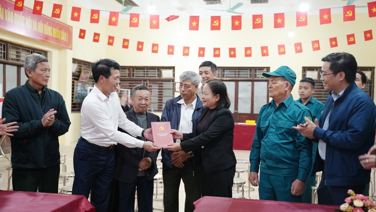 Đồng chí Bí thư Đảng ủy, Chủ tịch HĐND phường Nguyễn Nguyên Quân cùng đoàn công tác thăm, động viên các tổ bầu cử trước ngày hội lớn của toàn dân- Ảnh 1.