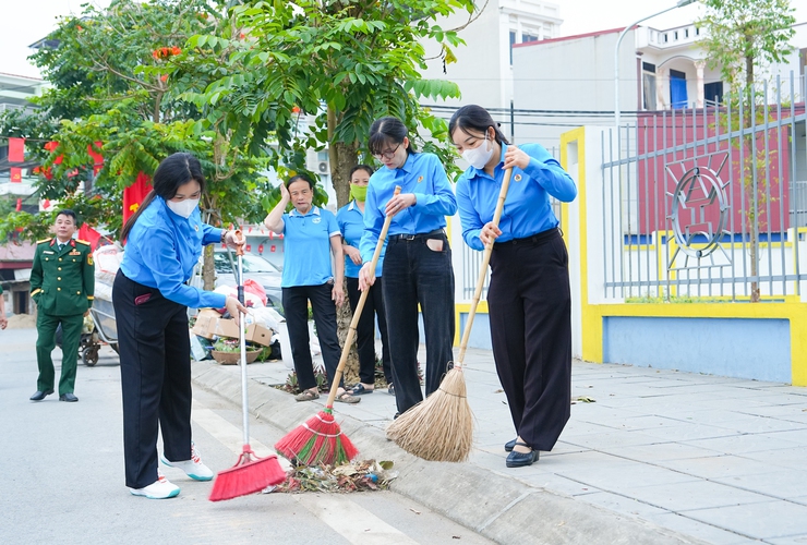 XÃ QUỐC OAI PHÁT ĐỘNG RA QUÂN VỆ SINH MÔI TRƯỜNG, TUYÊN TRUYỀN LƯU ĐỘNG CHÀO MỪNG NGÀY BẦU CỬ ĐẠI BIỂU QUỐC HỘI KHÓA XVI VÀ HĐND CÁC CẤP NHIỆM KỲ 2026–2031- Ảnh 10.