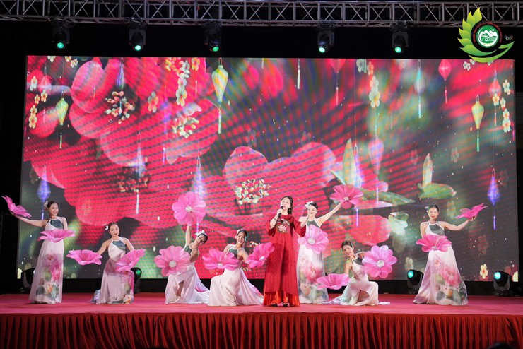 Sôi nổi đêm văn nghệ "Diên Hồng khai hội" chào mừng Ngày hội toàn dân đi bầu cử tại xã Phú Cát- Ảnh 9.